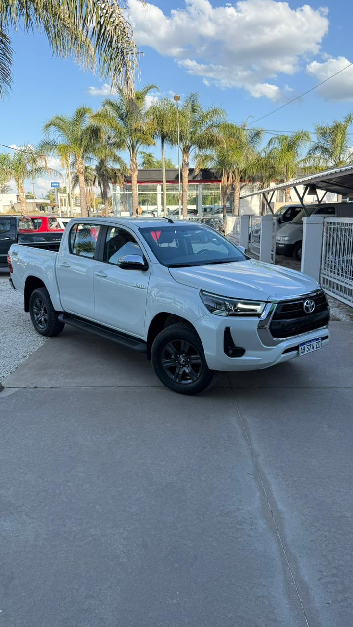 TOYOTA - HILUX SRV  4X4 - 19.000 KM  - 2025